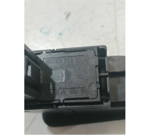 Кнопка открывания багажника