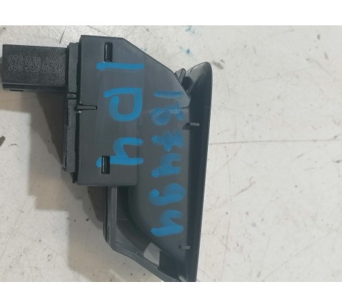 Кнопка открывания багажника