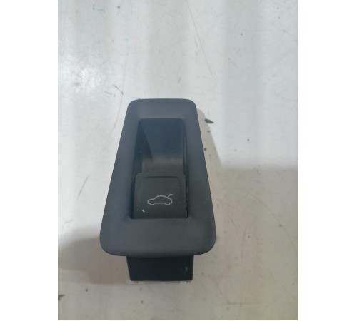 Кнопка открывания багажника