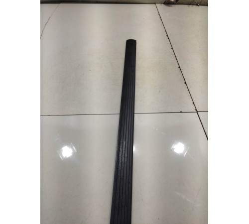 Молдинг порога (передний,левый)