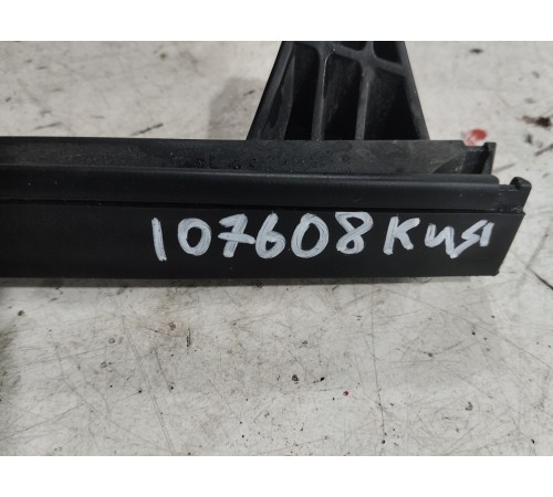 Направляющая стекла двери задняя правая