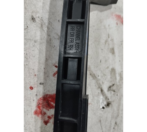 Направляющая стекла двери задняя правая