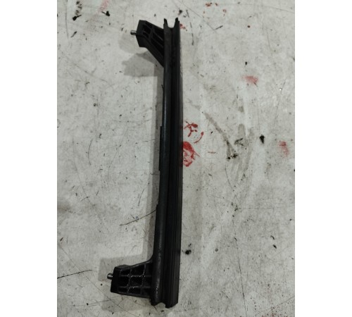 Направляющая стекла двери задняя правая