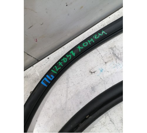 Уплотнитель проема двери передний левый