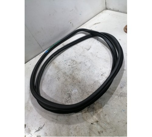 Уплотнитель проема двери передний левый