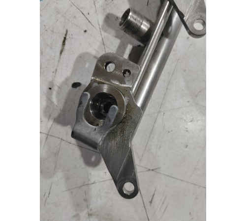 Топливная рампа левая