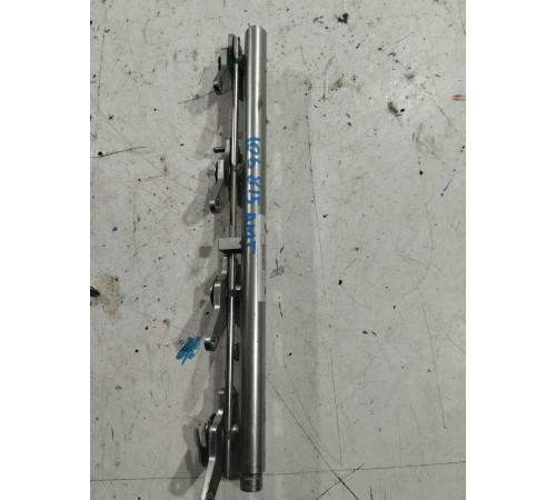 Топливная рампа левая