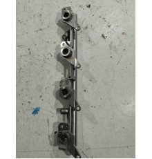 Топливная рампа левая