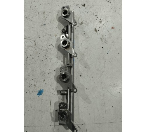 Топливная рампа левая