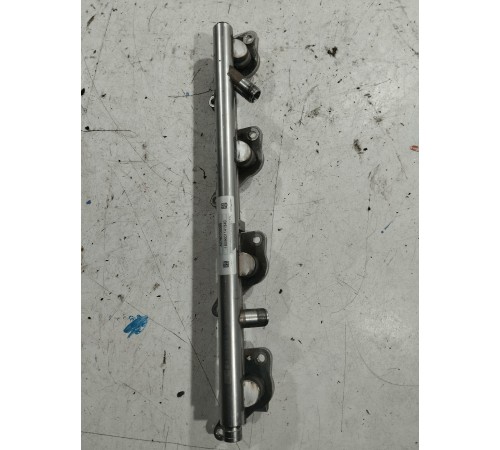 Топливная рампа левая