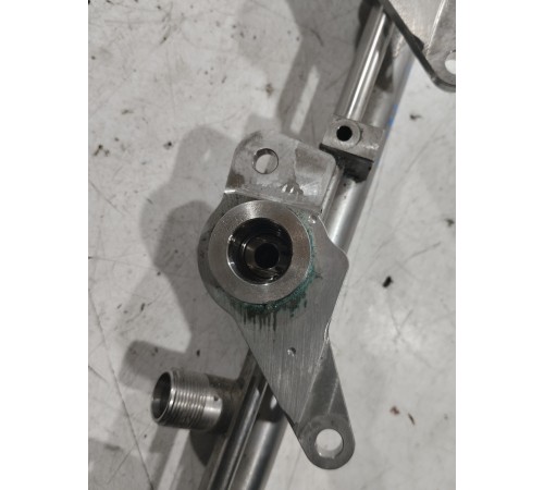 Топливная рампа левая