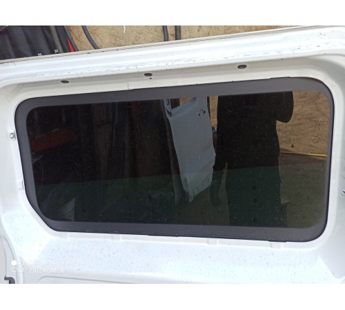 Глухое стекло двери (заднее левое)