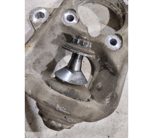 Кулак поворотный(передний левый)