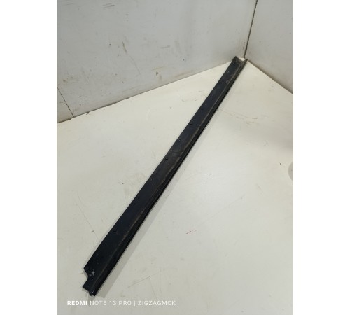 Уплотнитель двери передний левый нижний