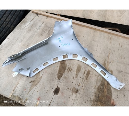 Крыло переднее правое