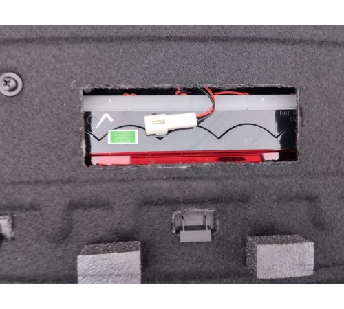 Полка багажника со встроенным стоп сигналом