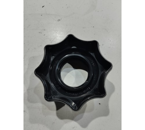 Болт крепления запасного колеса