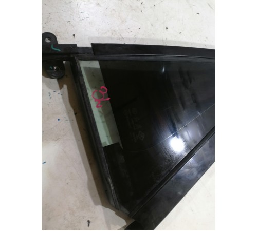 Форточка двери задняя левая