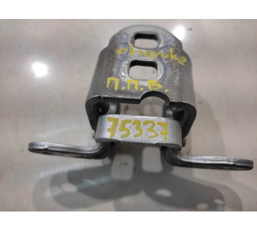 Петля двери (передняя, правая, верхняя)