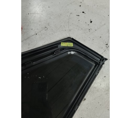 Глухое стекло (форточка) (заднее, левое)