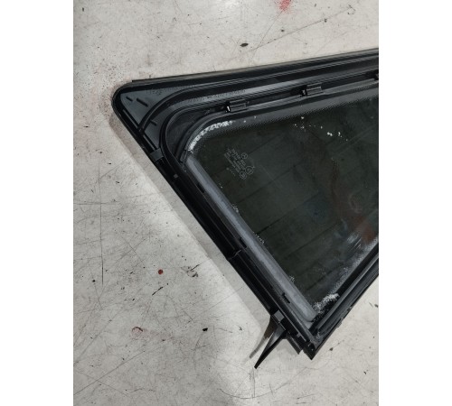 Глухое стекло (форточка) (заднее, левое)