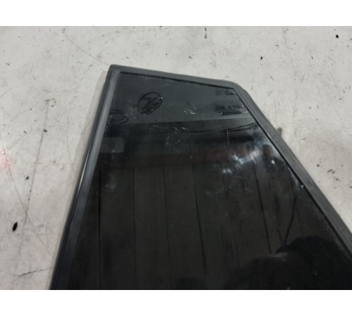 Глухое стекло (форточка) (заднее, левое)
