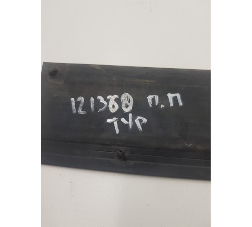 Уплотнитель двери передний правый