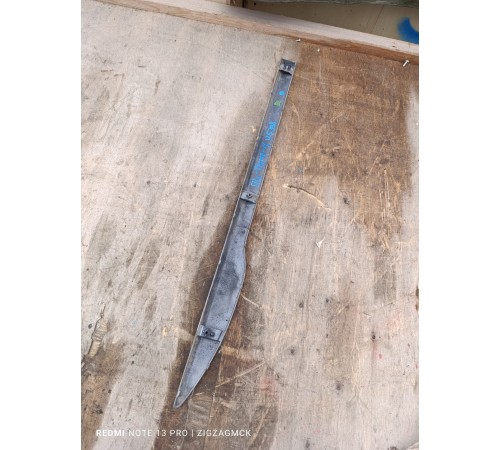 Молдинг двери передний левый