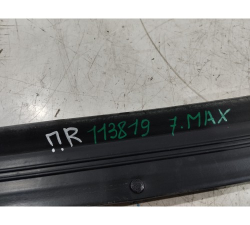 Уплотнитель двери передний правый