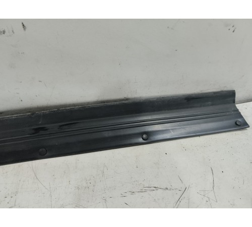 Уплотнитель двери передний правый