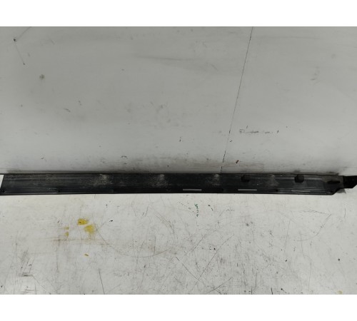 Уплотнитель двери передний правый