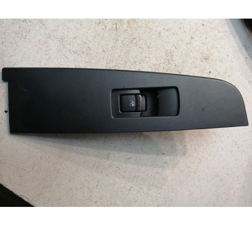 Кнопка стеклоподъемника задняя левая