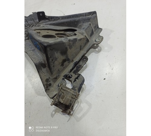 Кронштейн (передний, левый)