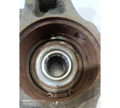 Кулак поворотный передний правый