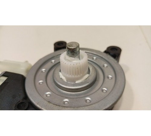 Моторчик стеклоподъемника передний правый