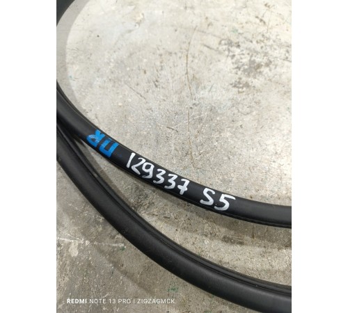 Уплотнитель проема двери передний правый