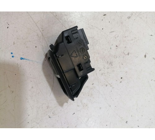 Кнопка открывания крышки багажника