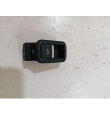 Кнопка открывания крышки багажника