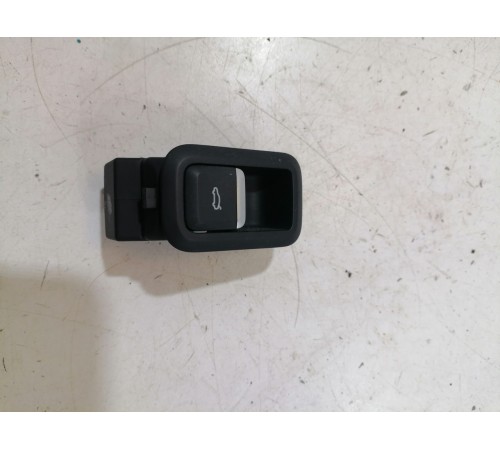 Кнопка открывания крышки багажника