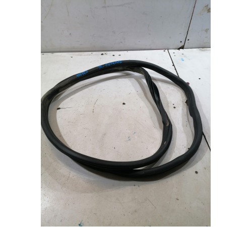 Уплотнитель двери задний левый