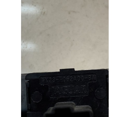 Кнопка открывания бардачка