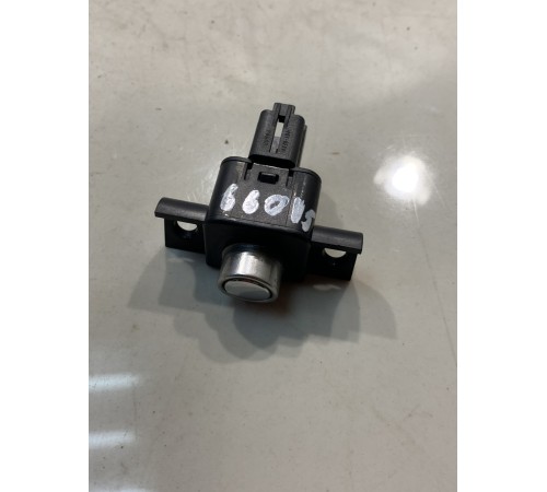 Кнопка открывания бардачка