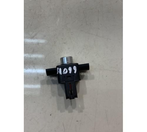 Кнопка открывания бардачка