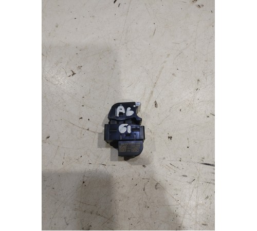 Кнопка стеклоподъемника (задняя левая)