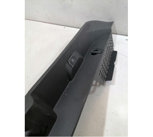 Накладка обшивки багажника правая