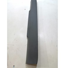 Обшивка двери багажника центральная