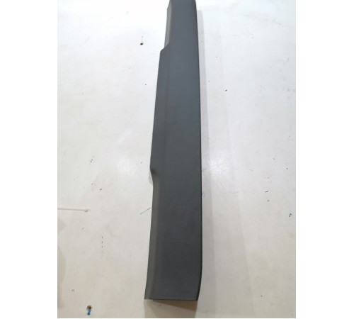 Обшивка двери багажника центральная