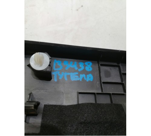 Обшивка двери багажника центральная