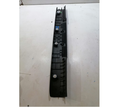 Обшивка двери багажника центральная