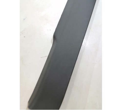 Обшивка двери багажника центральная